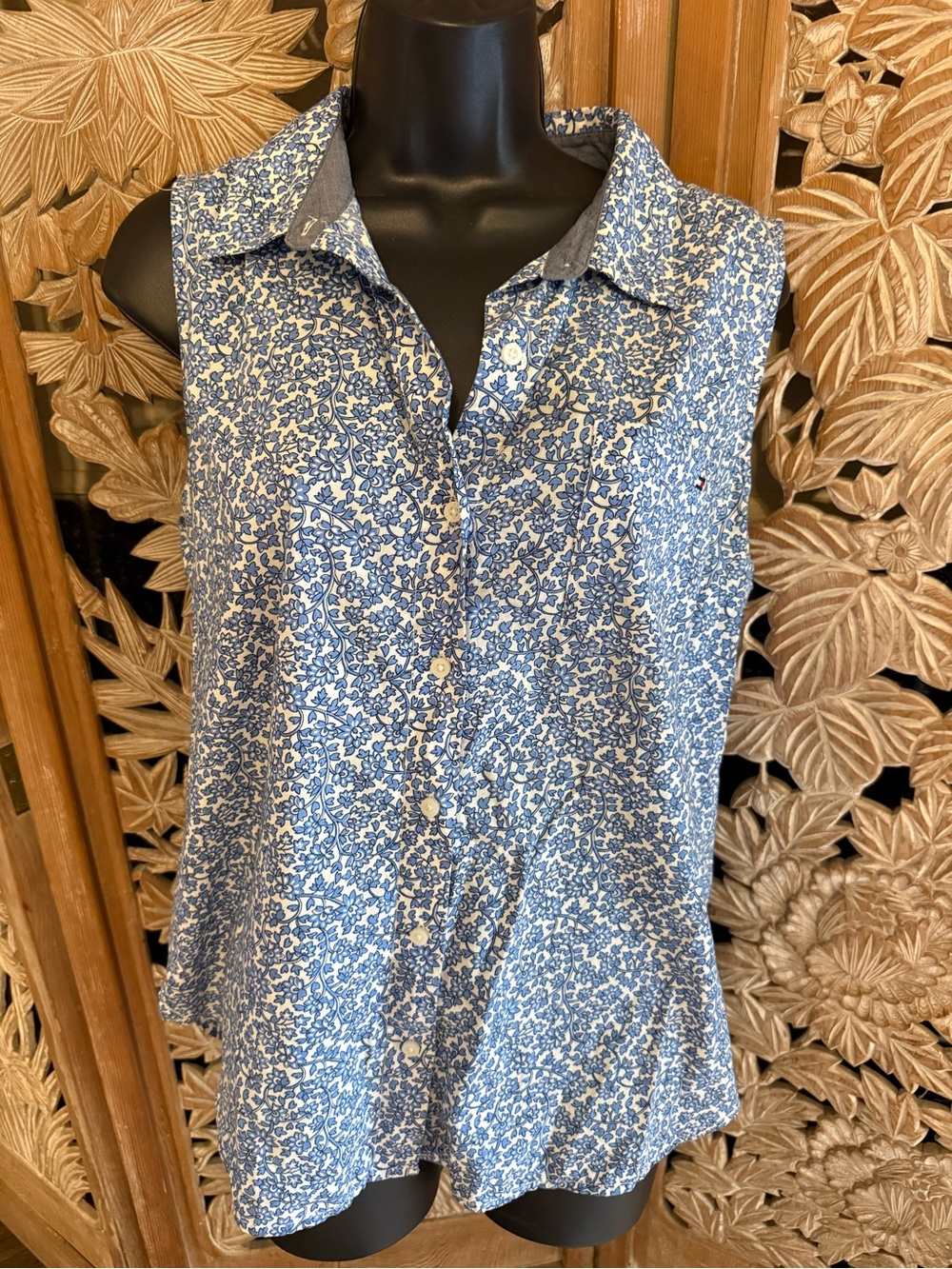 Tommy Hilfiger Blue and White Sleeveless Floral Button-Up Top